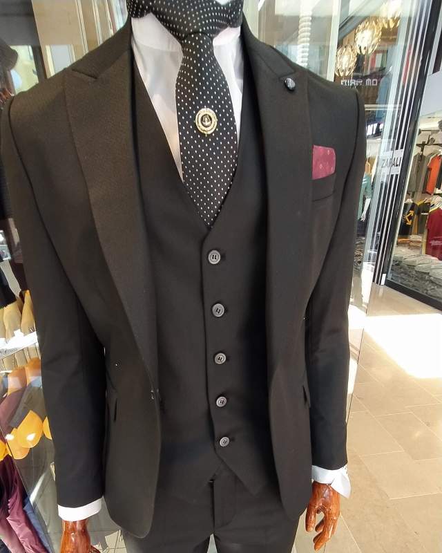 Black Single button Men Suit with inner court