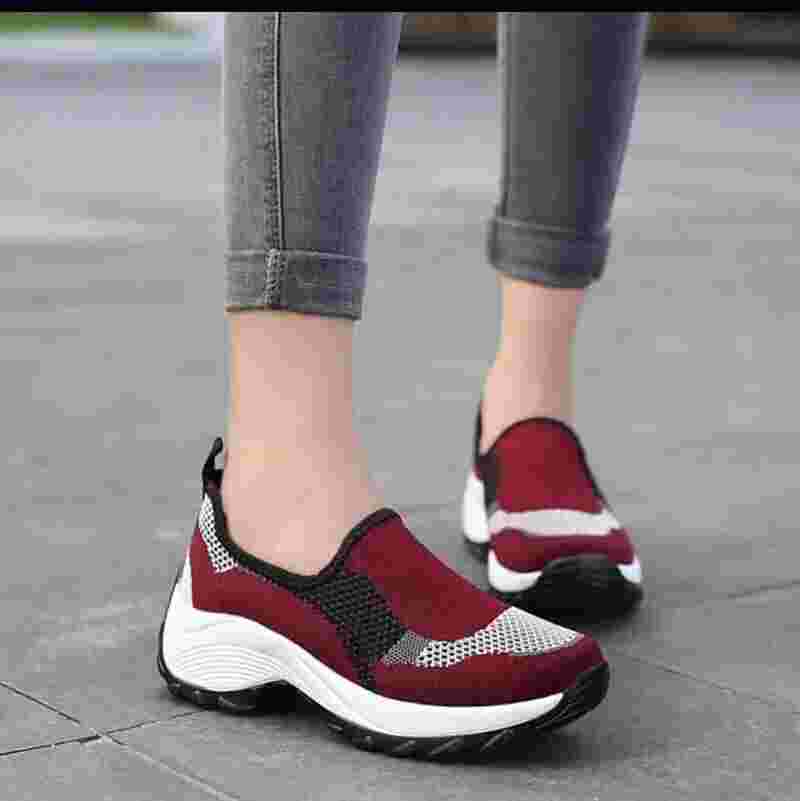 Girls sneakers in Maroon