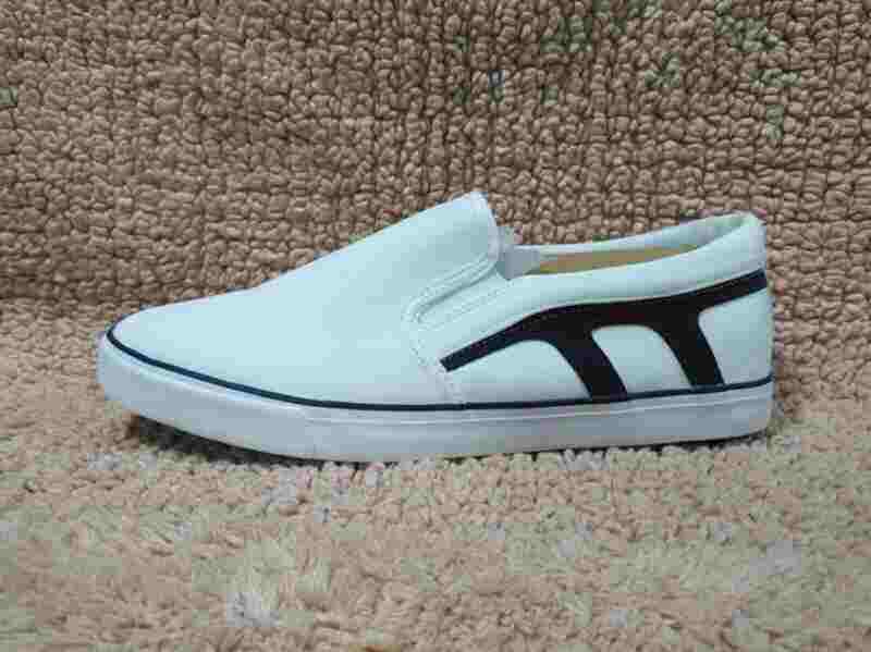 White Simple canvas shoes