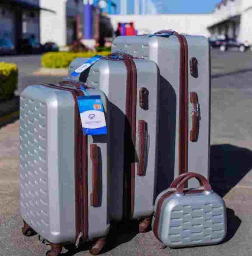 4 plastic exterior Suitcase - Full set